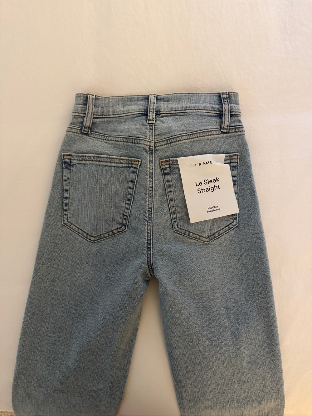 Frame Le Sleek Straight | Denim Straight-Leg Jeans in Light Blue Wash - Picture 5 of 7